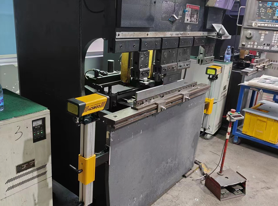 昆山研華公司單點式折彎機保護裝置安裝案例